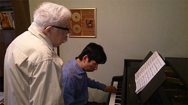 カプースチンさんとピアノを弾く川上昌裕さん
